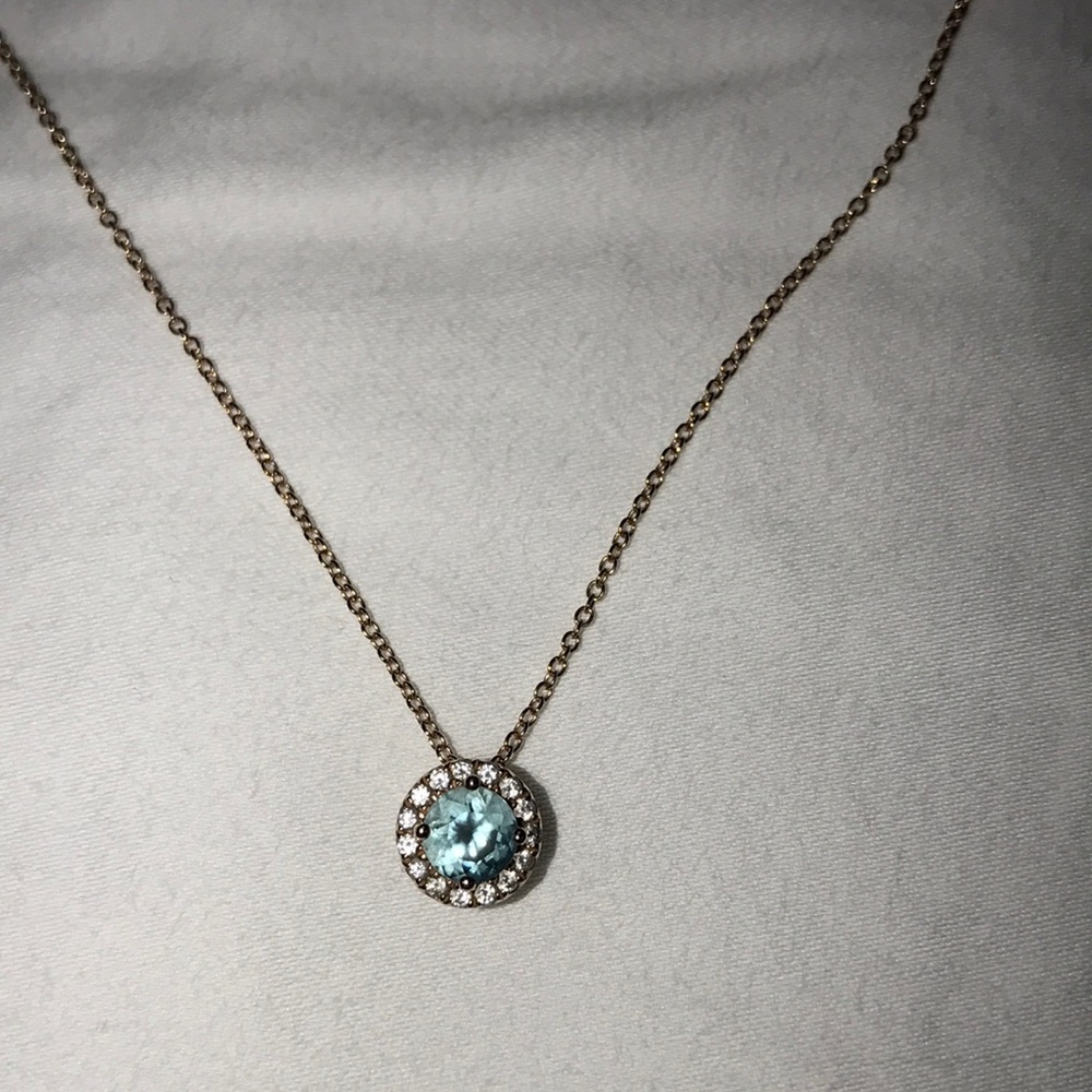 Beautiful rose gold necklace w/ Aquamarine pendant